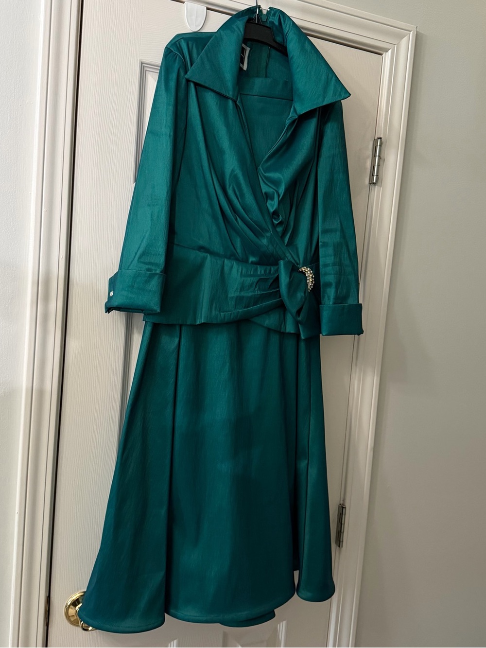 Vintage Tadashi Green Taffeta Rhinestone Brooch Skirt Suit 4